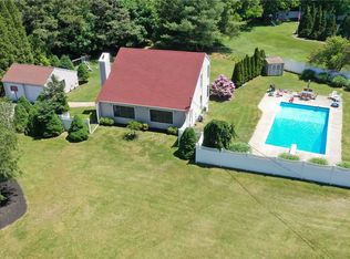 10 Farm Rd E, Wading River, NY 11792