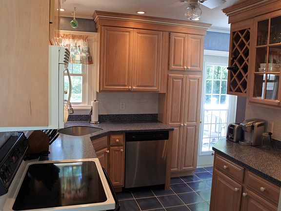 3rd image of 10 Brookwood Dr