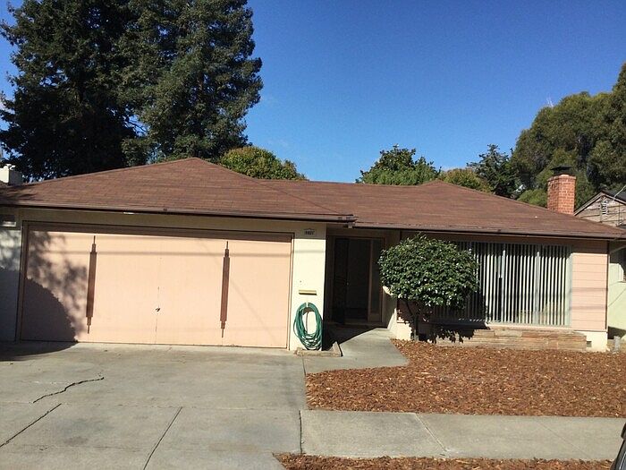 1st image of 22709 Wildwood St