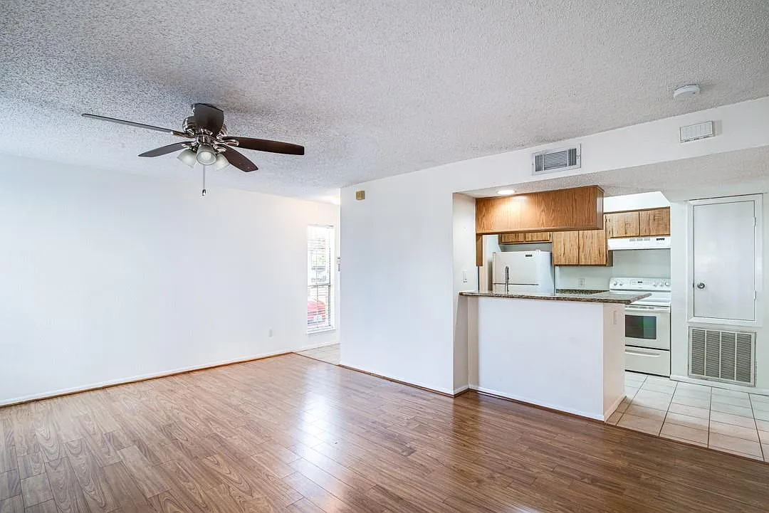 Building Photo - 3919 Fairmont Pkwy #177