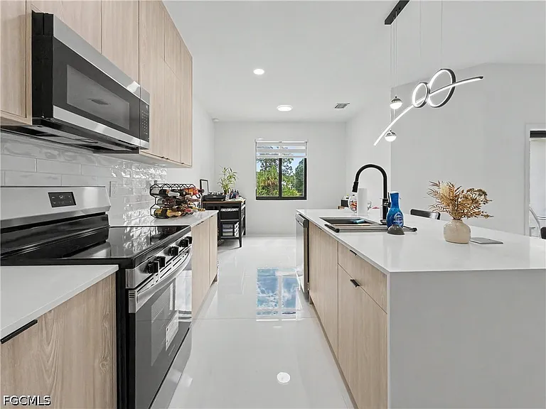 402 Thompson Ave — Photo 10
