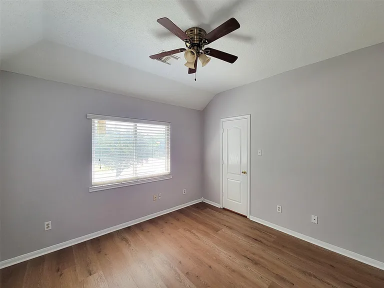 9410 Barretts Glen Ct — Photo 32