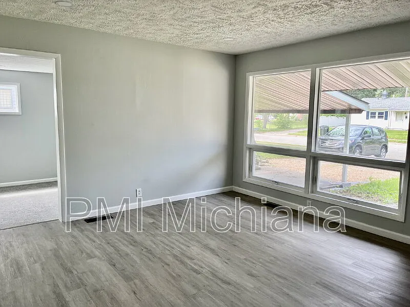 3 bed, 1.0 bath, 1520 sqft, $1,850 — Photo 3