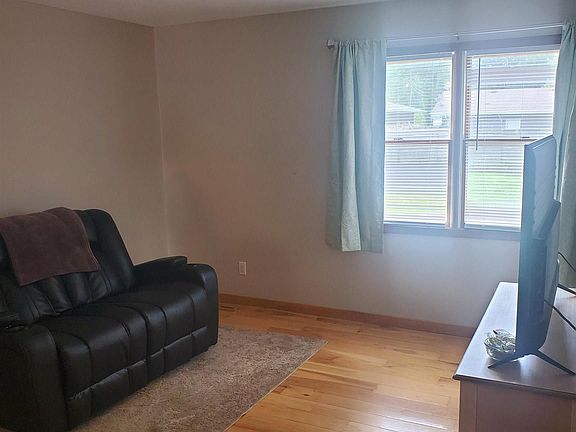 5th image of 56359 Valerie Ln