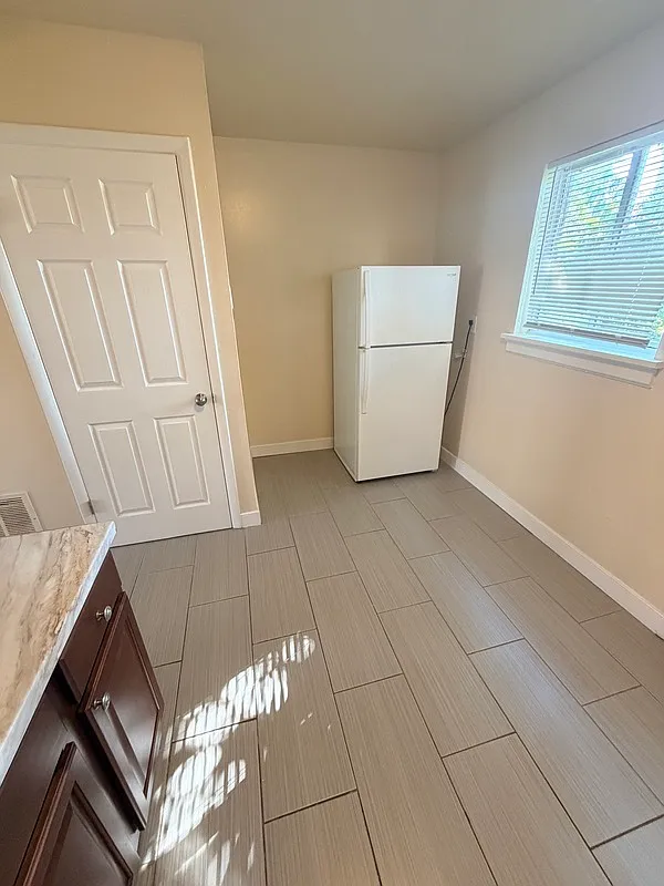 2 bed, 1.0 bath, $896 — Photo 3