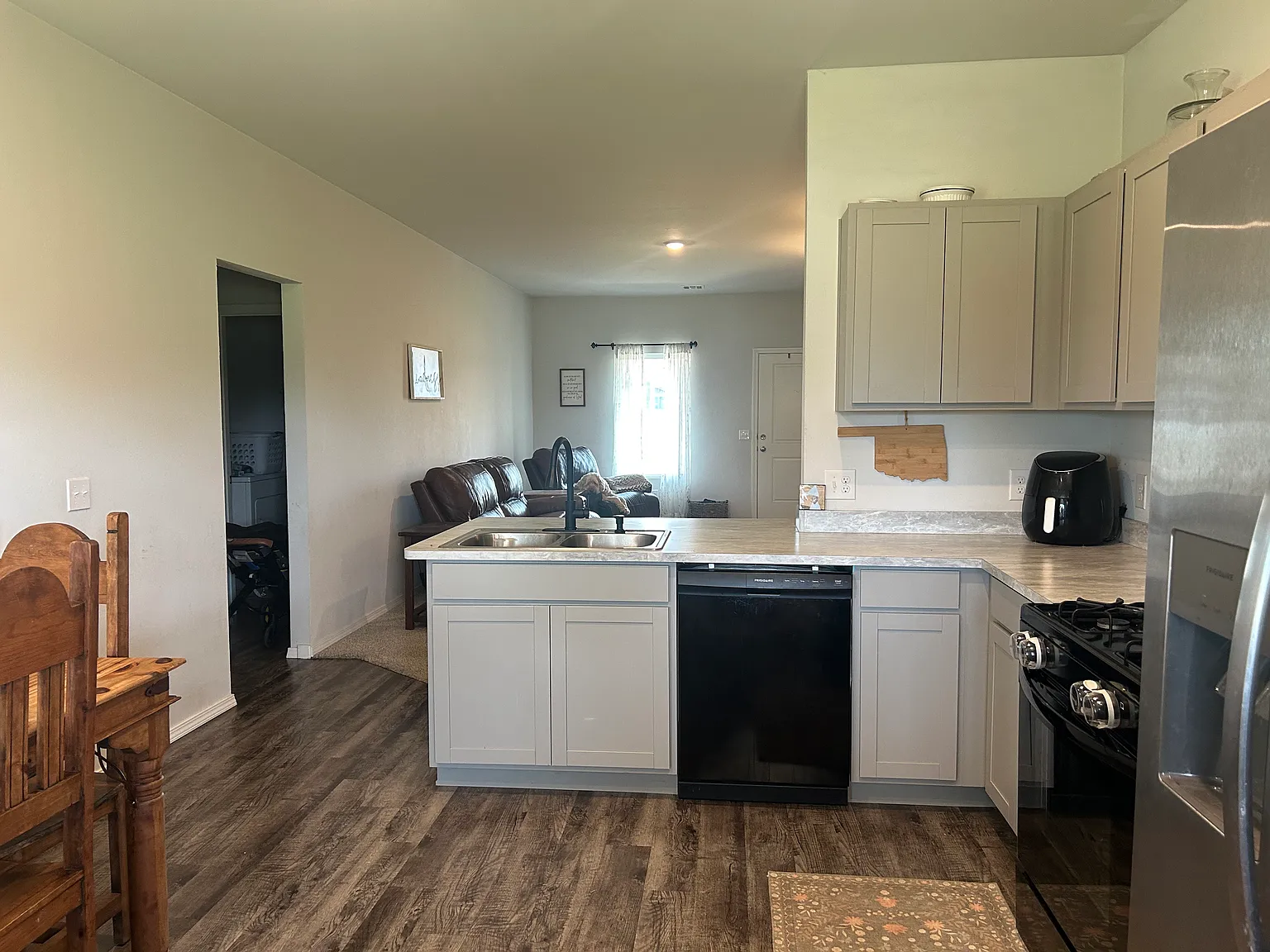 4 bed, 1640 sqft, $1,990 — Photo 3