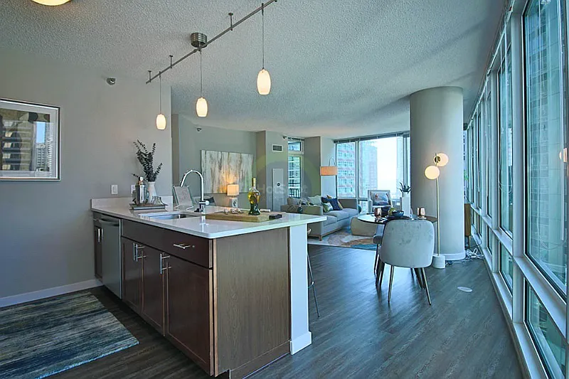 Streeterville Two Bedroom 2B Luxury Amenities, Great Location — Photo 1