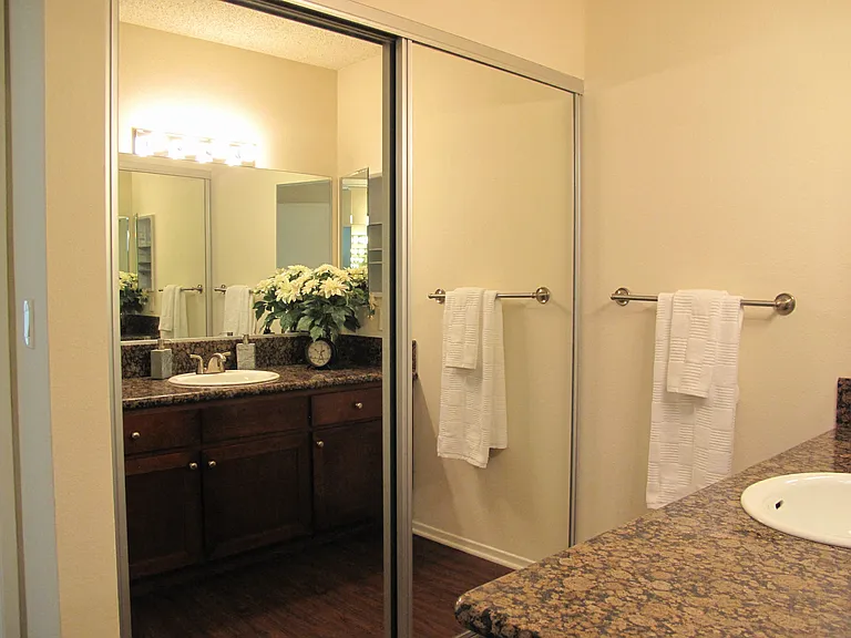 Versailles on the Lake Apartments — Photo 103