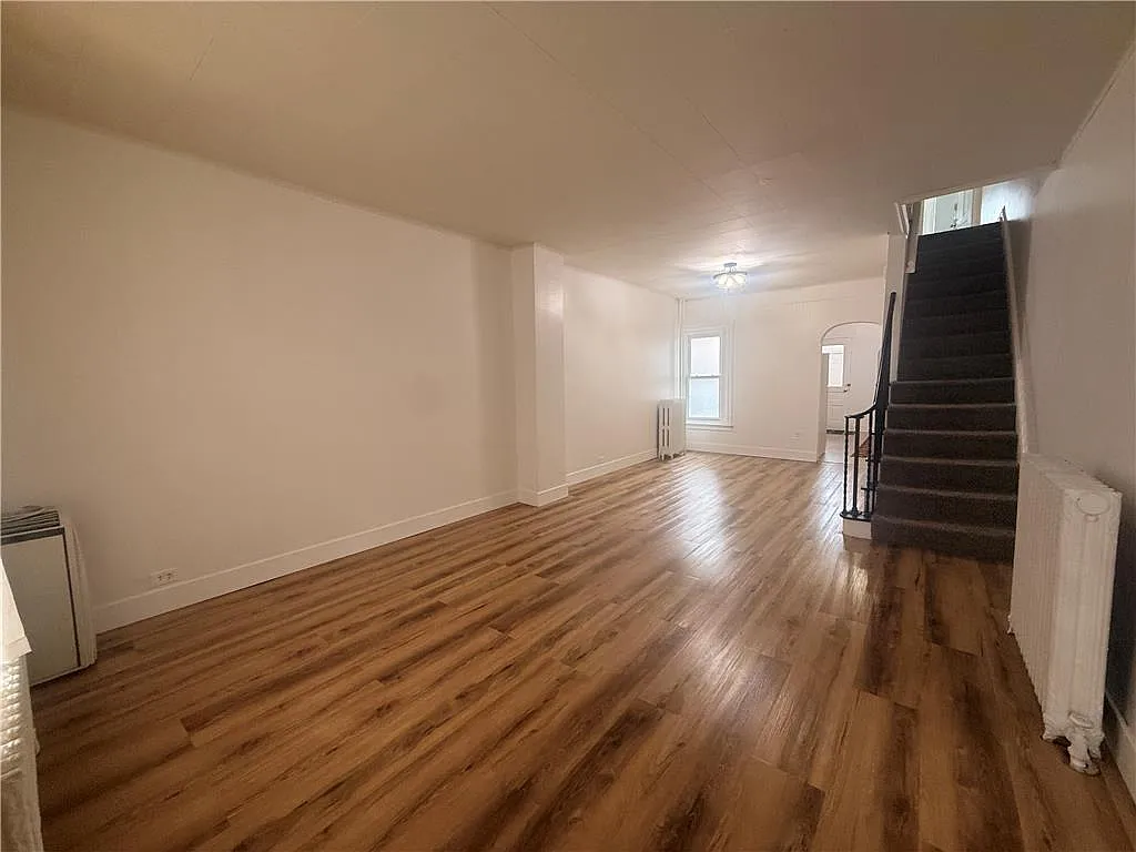 5 bed, 1.5 bath, 1638 sqft, $2,200 — Photo 2
