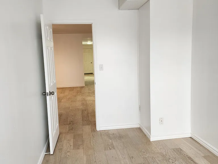 26 King St W #2B — Photo 6