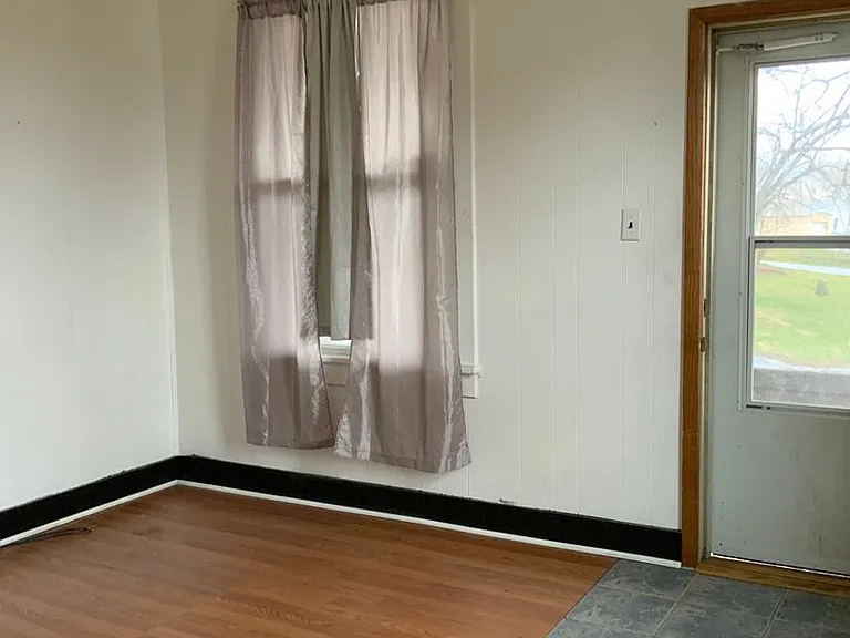 337 Decker Ave — Photo 5