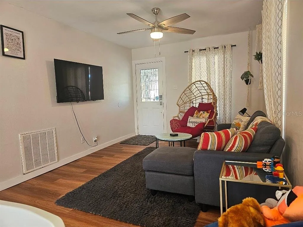 3 bed, 1.0 bath, 884 sqft, $1,999 — Photo 3