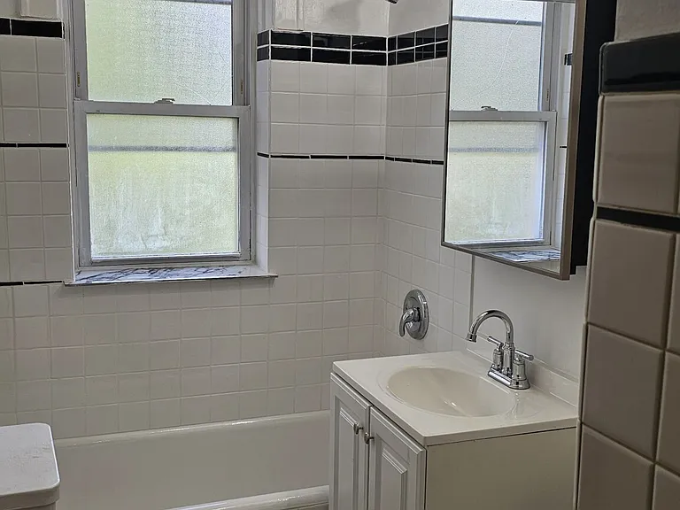 1934 W Estes Ave #1E — Photo 11