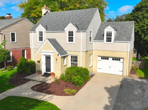 8848 Ravenswood CIRCLE, Wauwatosa, WI 53226