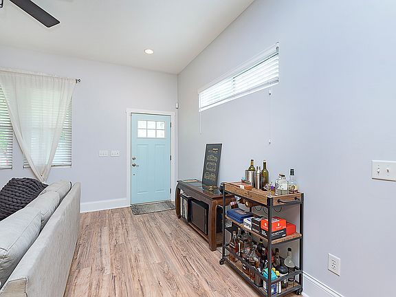 3rd image of 1819 Woodlawn Ave