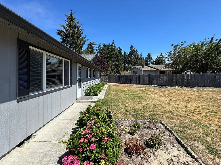 100 W Robert Pl — Photo 4