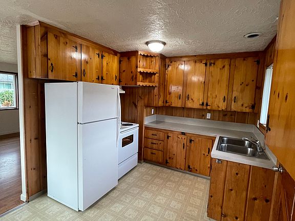 2nd image of 632 NE Anderson St #632