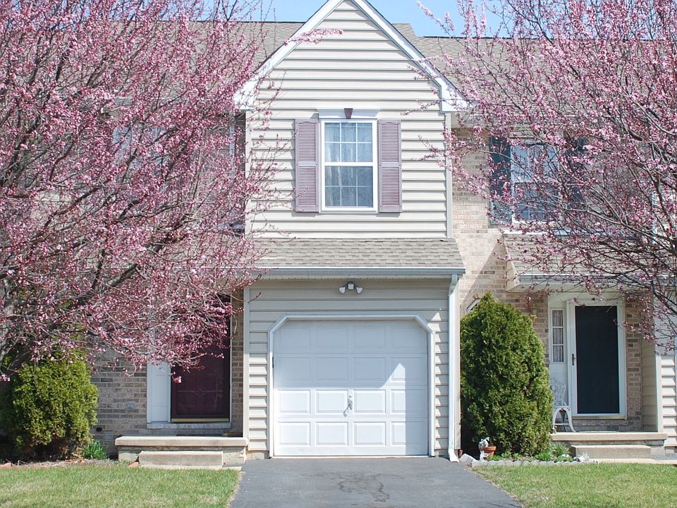 2nd image of 20 Village Ct