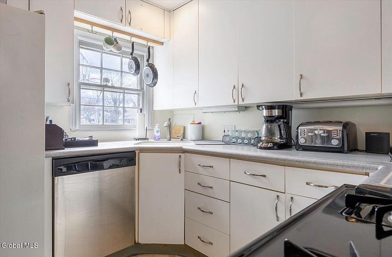 3rd image of 1423 Belmont Avenue
