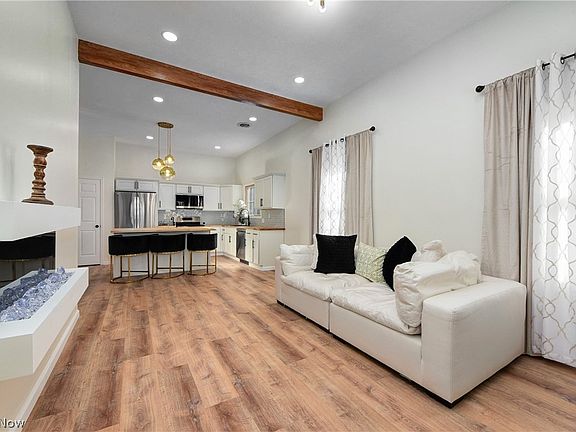 3rd image of 924 Greyton Rd