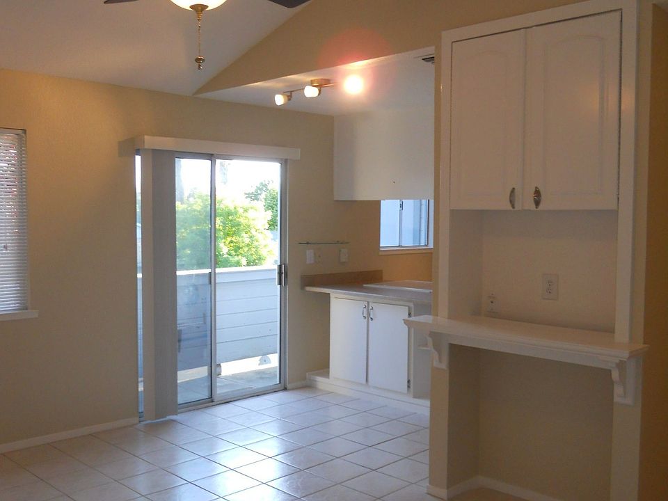 Spacious with Light and vaulted ceiling
