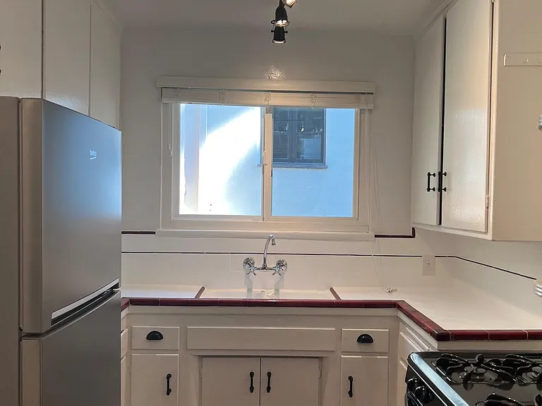 2269 N Beachwood Dr #202 — Photo 4