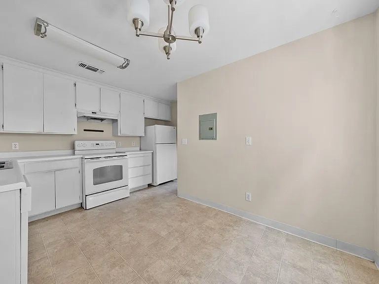 321 T St — Photo 6