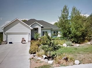 901 Grandview Dr, Louisville, NE 68037