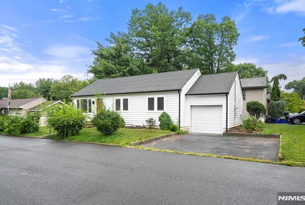 4 bed, $5,500 — Photo 1