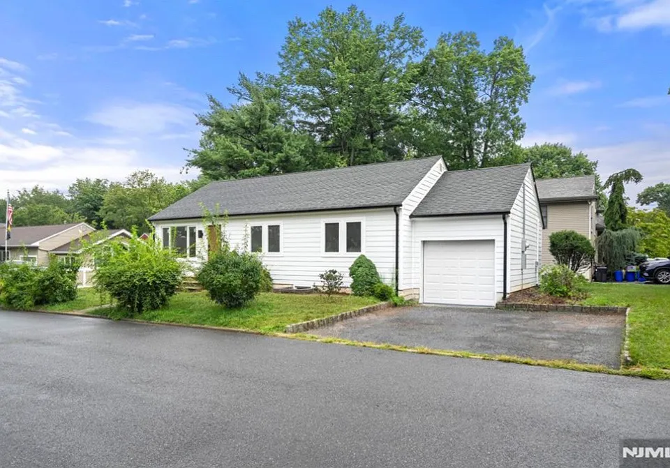41 Monument Pl