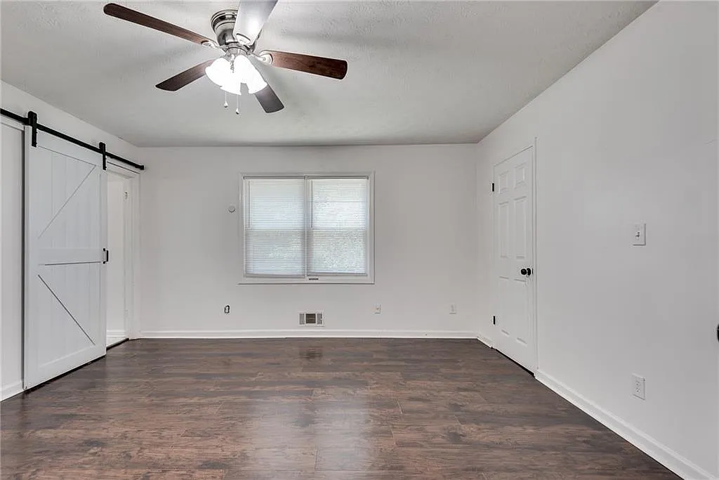 3 bed, 2.0 bath, 1784 sqft, $2,400 — Photo 3