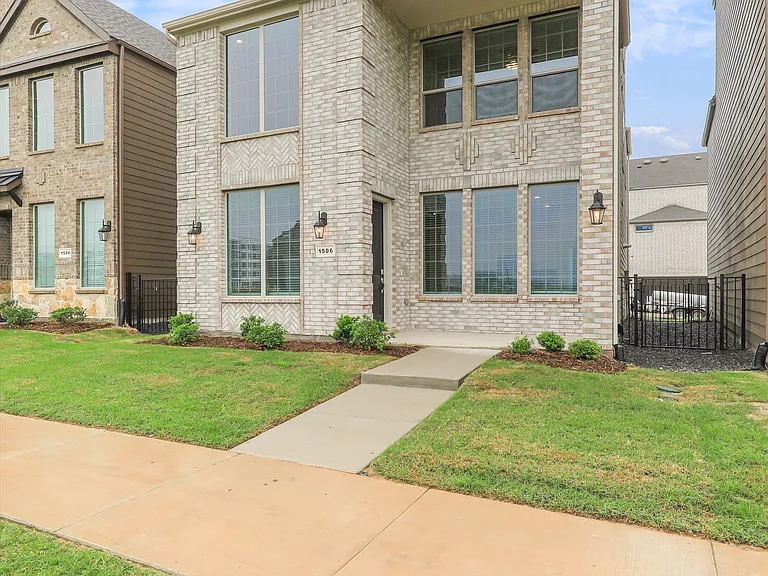 1506 Lake District Dr — Photo 3