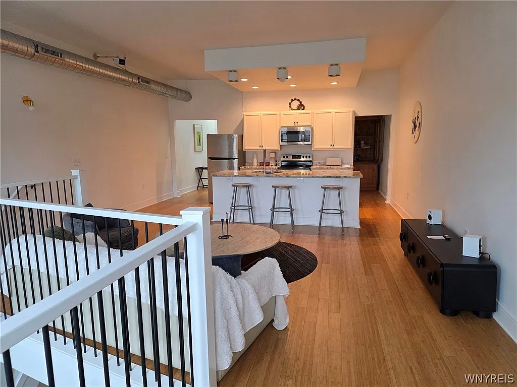 1 bed, 1.0 bath, 1600 sqft, $1,900 — Photo 4