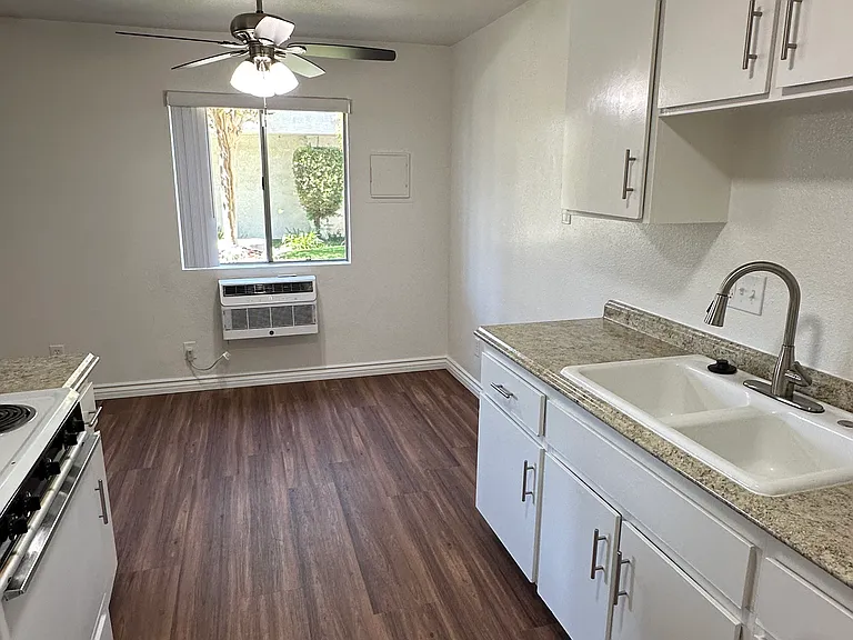 16205 Woodruff Ave — Photo 8