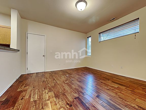 3rd image of 4315 McKinley St NE