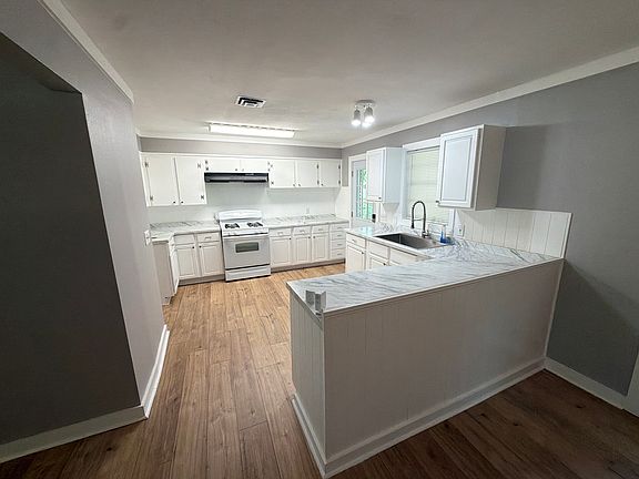 3rd image of 1610 Dudley Ln
