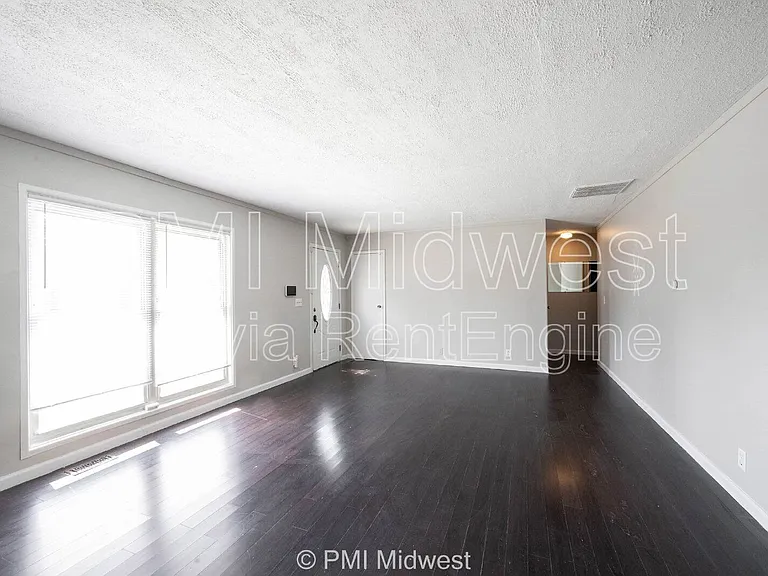 3926 Malibu Dr — Photo 2