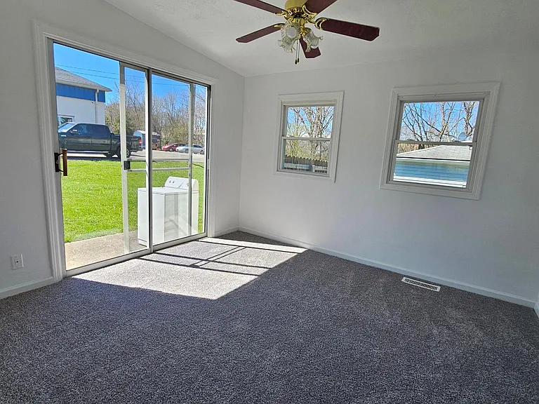 4660 Darrow Rd — Photo 11
