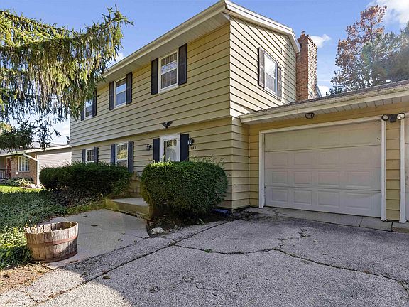 3rd image of 5843 Clarendon Dr