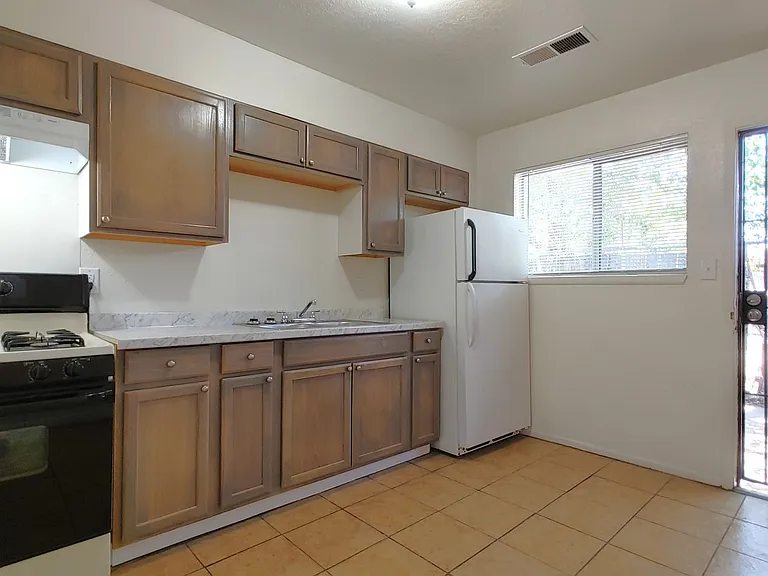 511 Candelaria Rd NW — Photo 3
