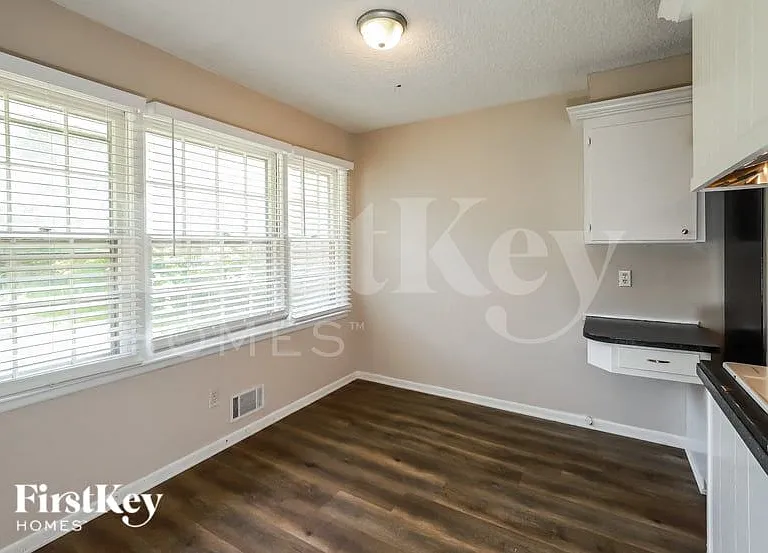 11404 E 62nd Ter — Photo 4