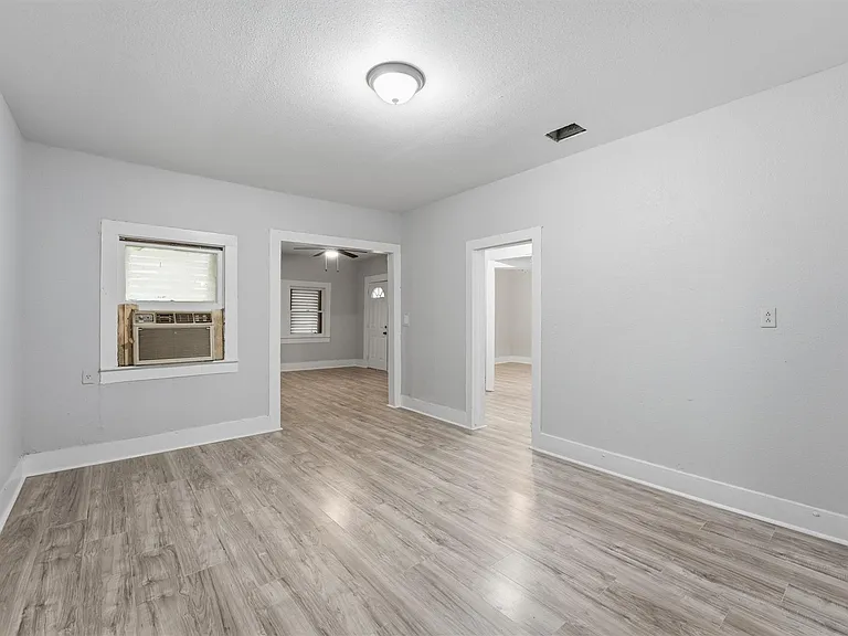 811 W Broad St — Photo 11