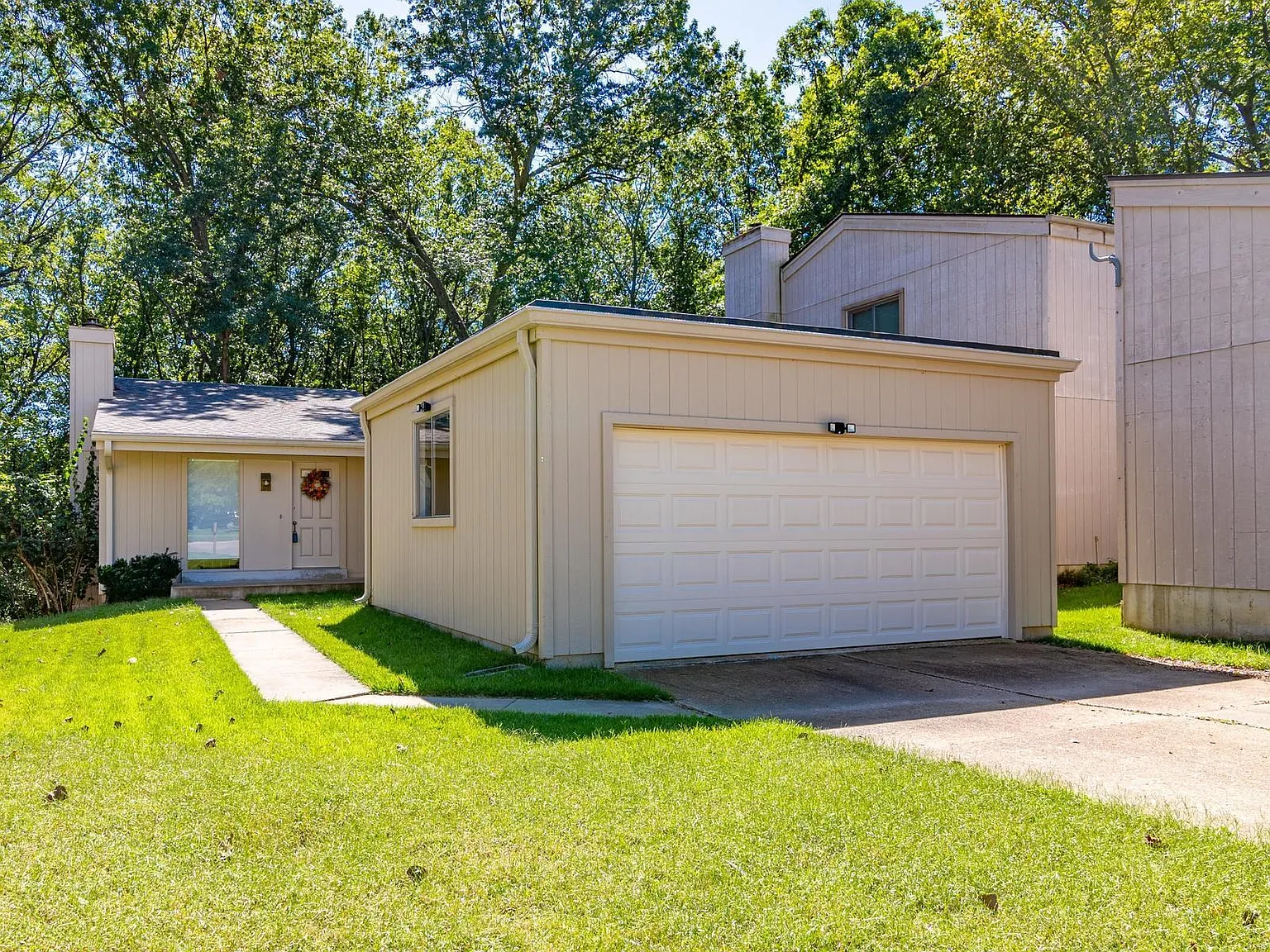1685 Country Hill Ln photo 1