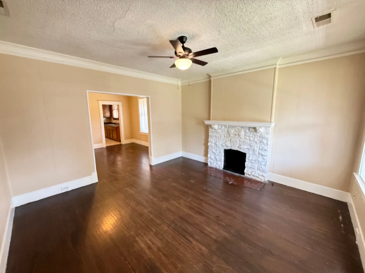 869 Dickinson St — Photo 4
