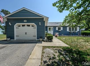18 Saint Tropez Ct, Toms River, NJ 08757