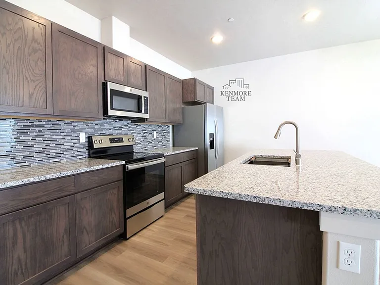 528 S Quillan Ct — Photo 2