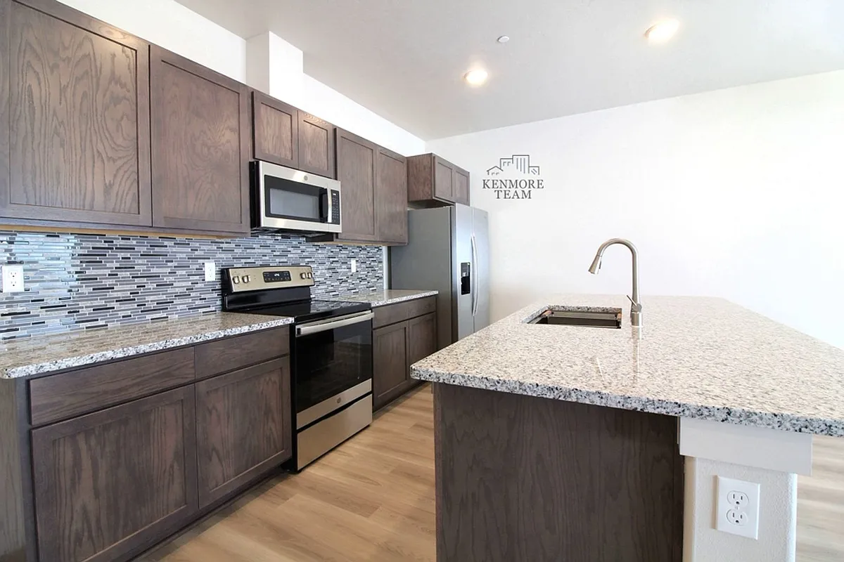 Building Photo - 528 S Quillan Ct