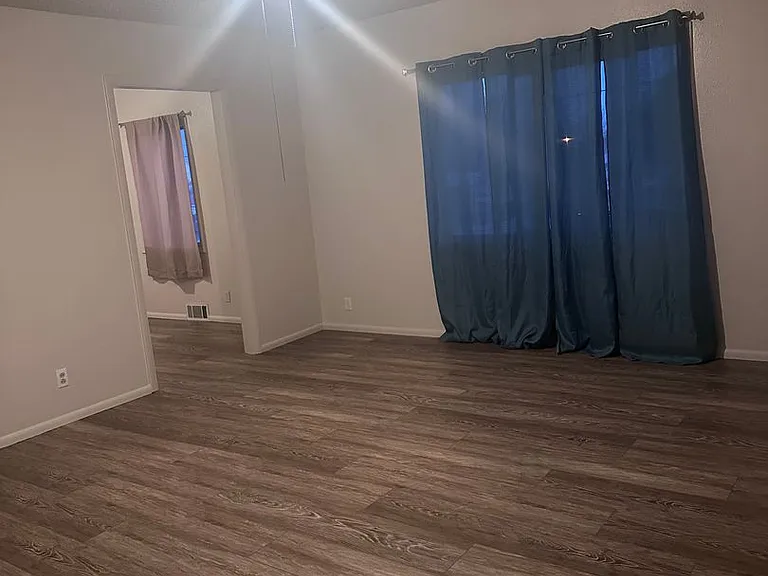 527 Jensen St — Photo 3