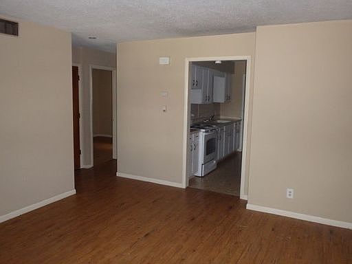 5th image of 729 Demaret Dr #B