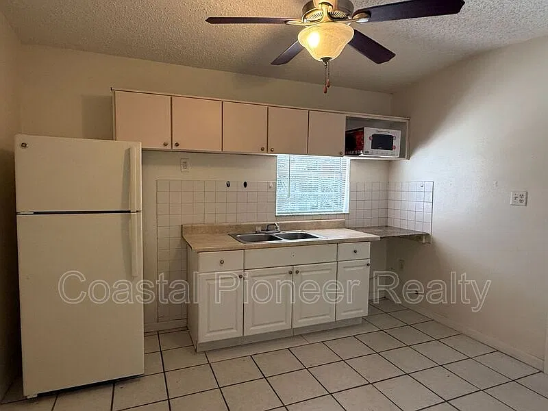 2106 N Himes Ave — Photo 3
